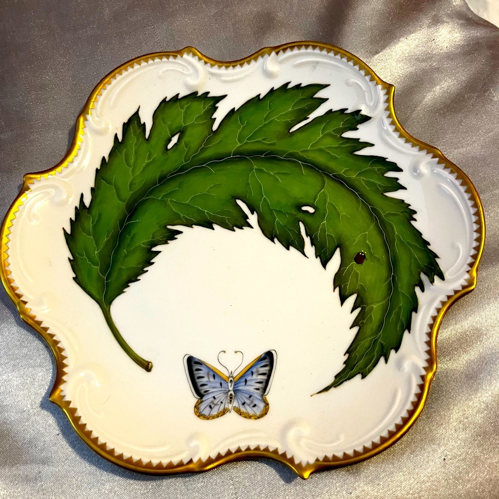 7 mint Anna Weatherly Green Leaf dessert plates. Scalloped, trimmed in gold.